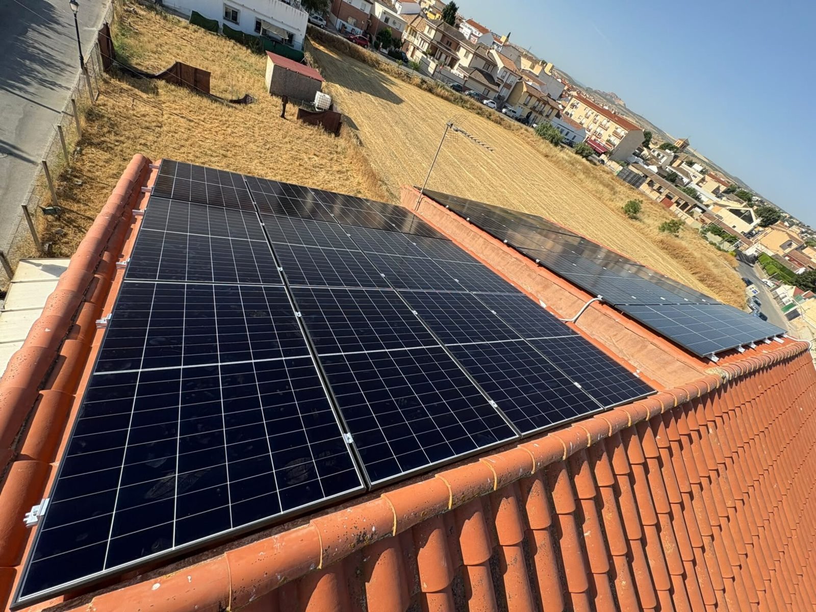 Instalación de paneles solares de SOLARQUAD sobre cubierta de teja