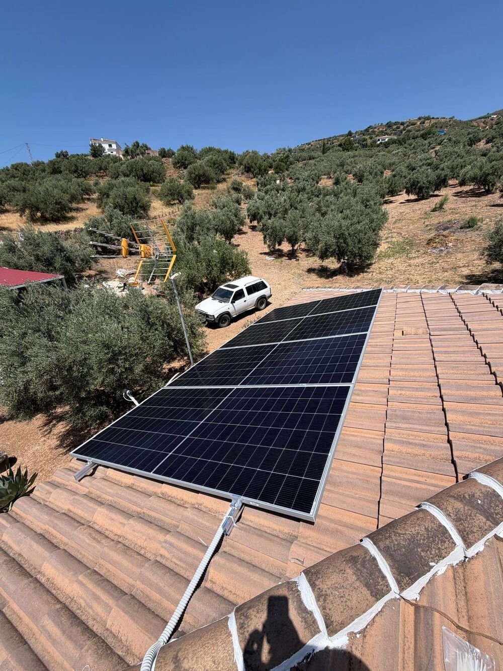 Instalación fotovoltaica en vivienda unifamiliar entre olivos