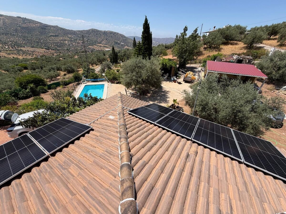Instalación solar en chalet con piscina