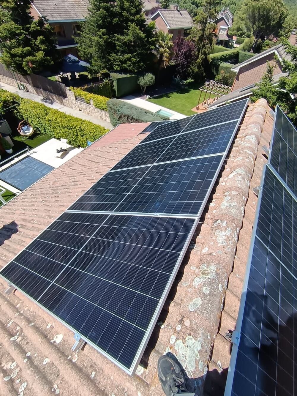 Paneles solares sobre cubierta de teja