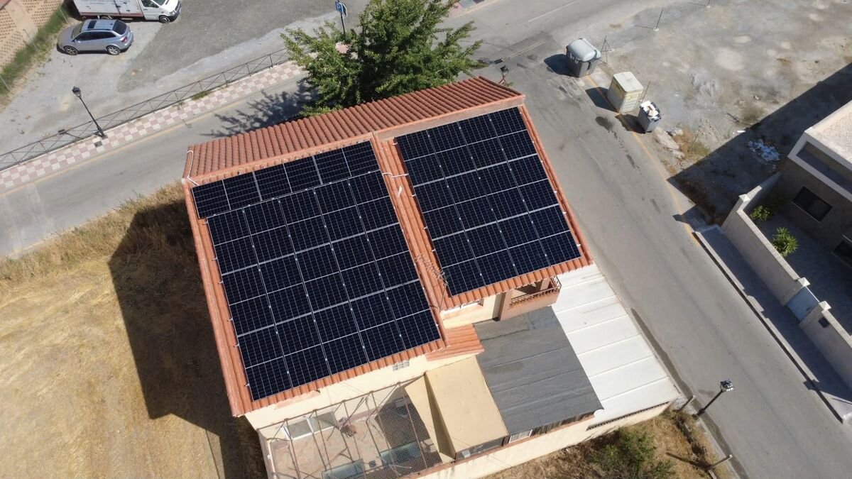 Vista aérea con dron de instalación fotovoltaica