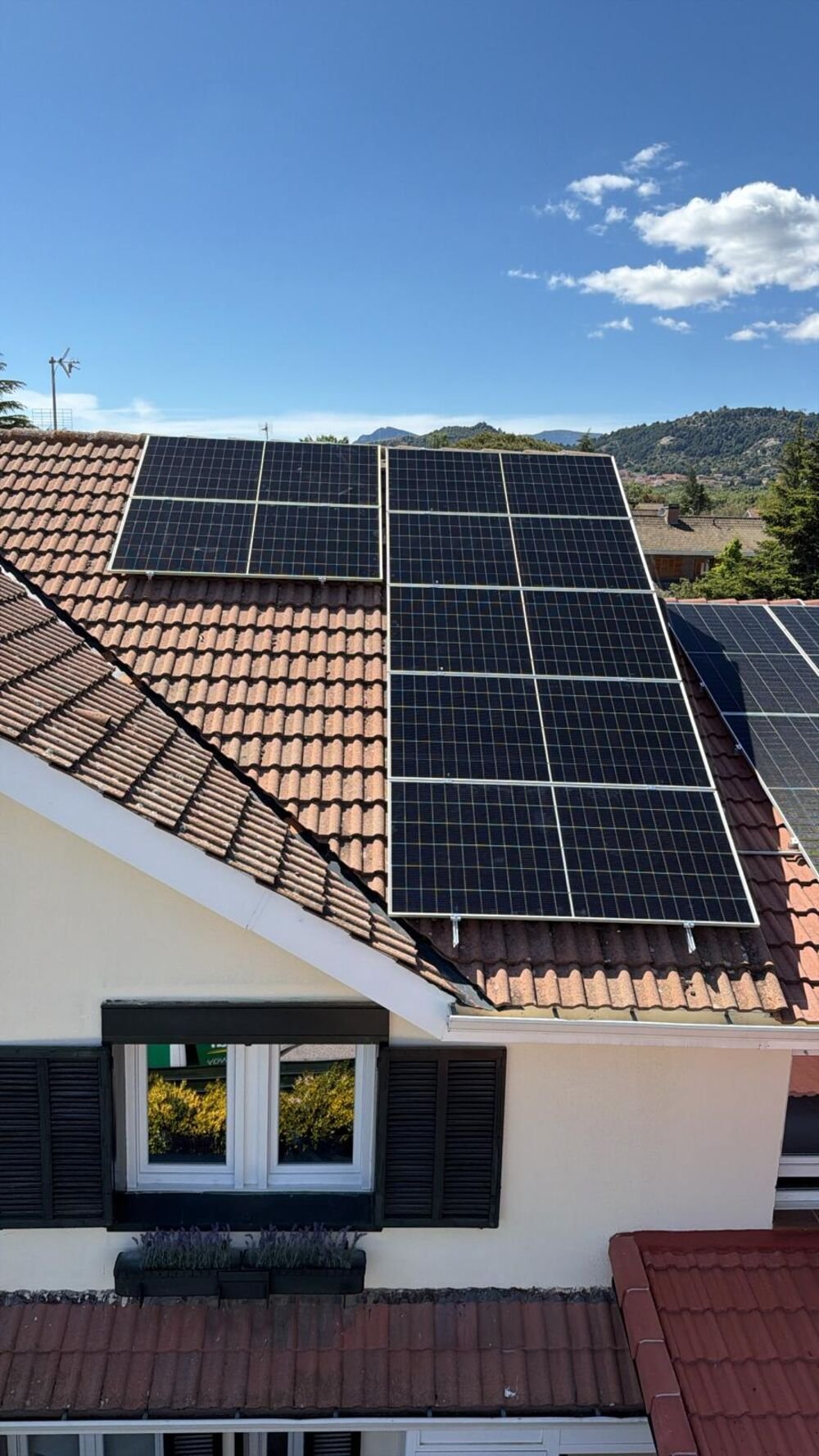 Vivienda con paneles solares en varias cubiertas